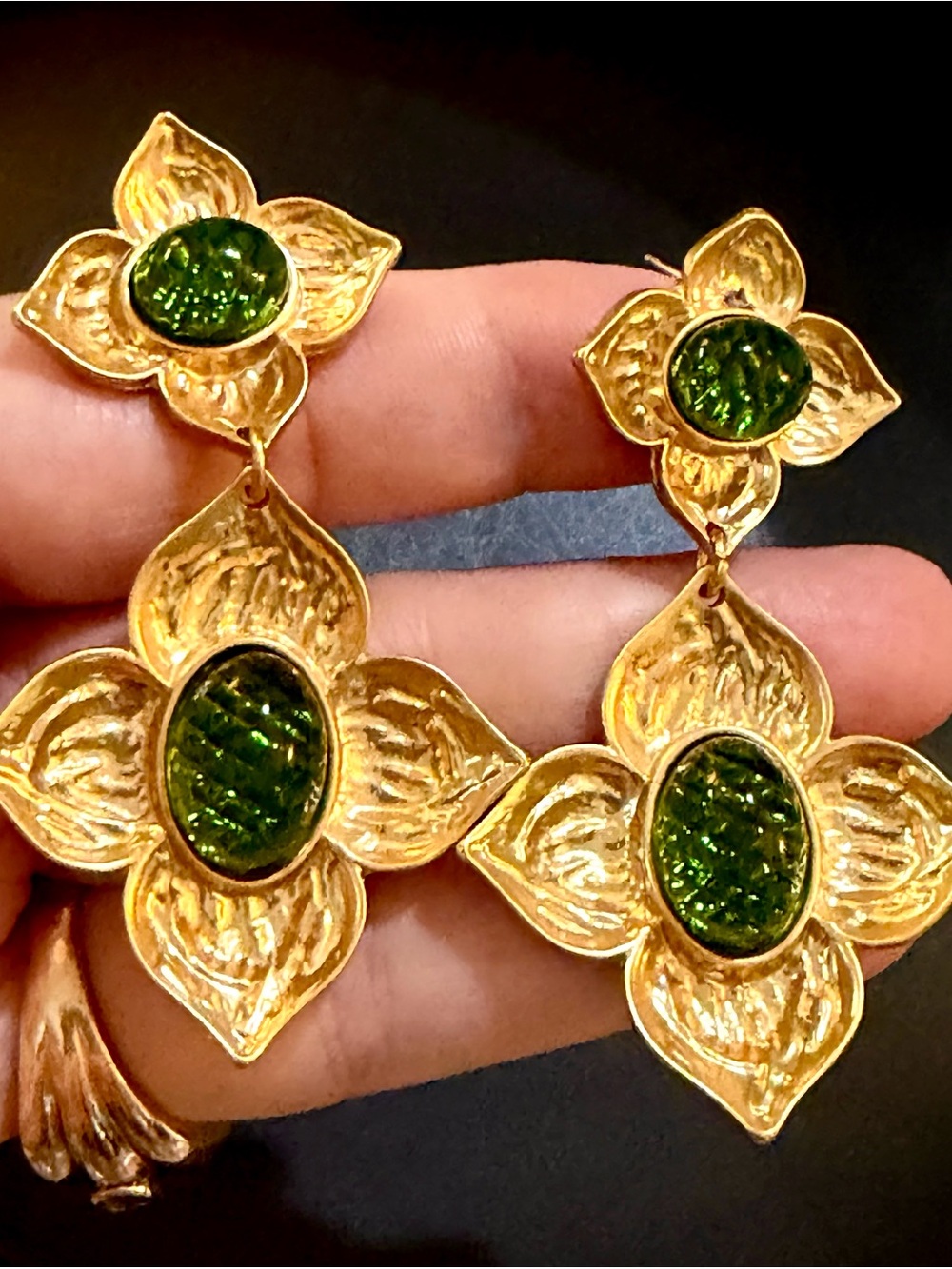 KJL GOLD FLORAL DANGLE DROP EARRINGS/ GREEN GLASS CABOCHON- CLIP ON - Picture 12 of 14